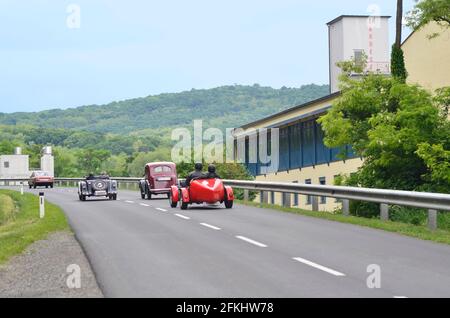 Eisenstadt, Österreich - 14. Mai 2011: Aston Martin und der Typ 40 von Bühnenkraftwagen auf der 8. Oldtimer Fahrt - ein jährlicher Wettbewerb für Oldtimer auf der Sonderbühne OV Stockfoto