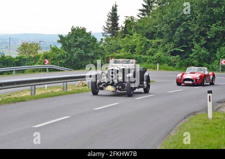 Eisenstadt, Österreich - 14. Mai 2011: Aston Martin und Shelby 427 Cobra auf der 8. Oldtimer Fahrt - ein jährlicher Wettbewerb für Oldtimer auf Sonderbühne Stockfoto