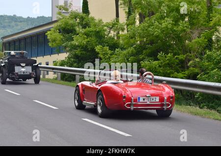 Eisenstadt, Österreich - 14. Mai 2011: Aston Martin und Shelby 427 Cobra auf der 8. Oldtimer Fahrt - ein jährlicher Wettbewerb für Oldtimer auf Sonderbühne Stockfoto