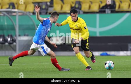 Dortmund, Deutschland. 1. Mai 2021. firo: 01.05.2021, Fuvuball: Fußball: DFB-Pokal, Halbfinale, Saison 2020/21 BVB, Borussia Dortmund - Holstein Kiel 5: 0 REINIER, BVB im Duell Credit: Ralf Ibing/firo Sportphoto/Pool weltweite Nutzung/dpa/Alamy Live News Stockfoto