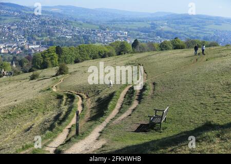 Ein herrlicher sonniger Morgen in Stroud. Die Menschen genießen den Cotswold Way Pfad bei Selsley Common. Gloucestershire Stockfoto