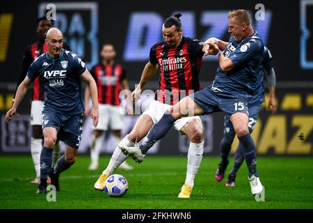 Mailand, Italien. 01 Mai 2021. Zlatan Ibrahimovic (C) vom AC Mailand kämpft während des Fußballspiels der Serie A zwischen dem AC Mailand und Benevento Calcio mit Kamil (R) Glik von Benevento Calcio um den Ball. AC Milan gewann 2-0 gegen Benevento Calcio. Kredit: Nicolò Campo/Alamy Live Nachrichten Stockfoto