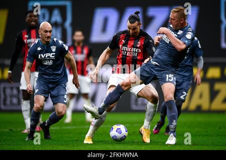 Mailand, Italien. 01 Mai 2021. Zlatan Ibrahimovic (C) vom AC Mailand kämpft während des Fußballspiels der Serie A zwischen dem AC Mailand und Benevento Calcio mit Kamil (R) Glik von Benevento Calcio um den Ball. AC Milan gewann 2-0 gegen Benevento Calcio. Kredit: Nicolò Campo/Alamy Live Nachrichten Stockfoto