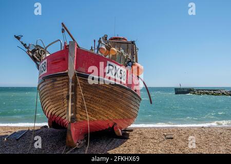 Staycation Idee. Das Netter-Fischerboot Felicity RX58 wurde im Stade, Hastings, East Sussex England, Großbritannien, befahren Stockfoto