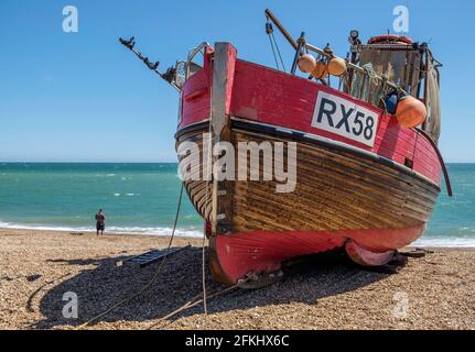 Staycation Idee. Das Netter-Fischerboot Felicity RX58 wurde im Stade, Hastings, East Sussex England, Großbritannien, befahren Stockfoto