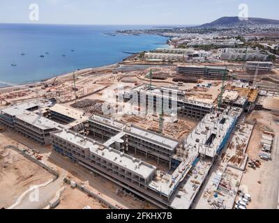 Playa Blanca, Spanien; 28. April 2021: Neubau von Hotels und Einkaufszentren in Playa Blanca, Lanzarote Stockfoto