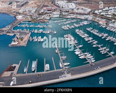 Playa Blanca, Spanien; 28. April 2021: Segelhafen Marina Rubicon in Playa Blanca, Lanzarote Stockfoto