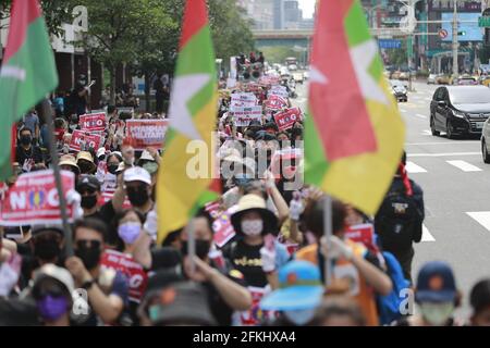 2. Mai 2021, Taipei, Taipei, Taiwan: Fast eintausend Burmesen halten Porträts von Aung San Suu Kyi, blitzen einen dreifingigen Gruß, winken Myanmar-Fahnen und singen Slogans in der Nähe des Taipei 101, das während einer Demonstration gegen den anhaltenden Militärputsch und die Diktatur in Myanmar errichtet wurde. Die Gruppe ruft dazu auf, die internationale Gemeinschaft einschließlich der ASEAN-Länder stärker auf die Situation aufmerksam zu machen und solidarisch mit den pro-demokratischen Demonstranten zu sein, nachdem eine Reihe willkürlicher Tötungen und Festnahmen der National League for Democracy Aung San Suu Kyi, von Beamten und Demonstranten durch den Militärs durchgeführt wurden Stockfoto