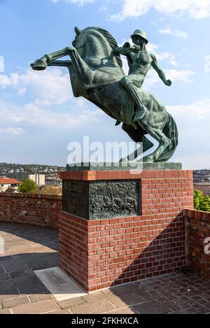 Ein Denkmal für den ersten Weltkrieg, das an das zweite transylvanische Husarenregiment im Buda-Burgbezirk erinnert Stockfoto