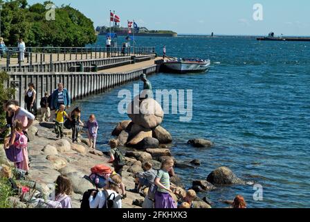 Kopenhagen, Dänemark - 23. Juni 2009: Die kleine Meerjungfrau am Ufer der Langelinie Promenade, eine Bronzestatue von Edvard Eriksen im Jahr 1913 Stockfoto