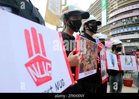 2. Mai 2021, Taipei, Taipei, Taiwan: Fast eintausend Burmesen halten Porträts von Aung San Suu Kyi, blitzen einen dreifingigen Gruß, winken Myanmar-Fahnen und singen Slogans in der Nähe des Taipei 101, das während einer Demonstration gegen den anhaltenden Militärputsch und die Diktatur in Myanmar errichtet wurde. Die Gruppe ruft dazu auf, die internationale Gemeinschaft einschließlich der ASEAN-Länder stärker auf die Situation aufmerksam zu machen und solidarisch mit den pro-demokratischen Demonstranten zu sein, nachdem eine Reihe willkürlicher Tötungen und Festnahmen der National League for Democracy Aung San Suu Kyi, von Beamten und Demonstranten durch den Militärs durchgeführt wurden Stockfoto