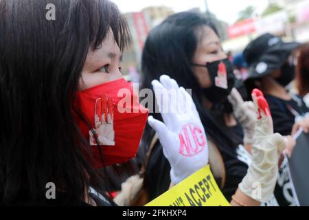 2. Mai 2021, Taipei, Taipei, Taiwan: Fast eintausend Burmesen halten Porträts von Aung San Suu Kyi, blitzen einen dreifingigen Gruß, winken Myanmar-Fahnen und singen Slogans in der Nähe des Taipei 101, das während einer Demonstration gegen den anhaltenden Militärputsch und die Diktatur in Myanmar errichtet wurde. Die Gruppe ruft dazu auf, die internationale Gemeinschaft einschließlich der ASEAN-Länder stärker auf die Situation aufmerksam zu machen und solidarisch mit den pro-demokratischen Demonstranten zu sein, nachdem eine Reihe willkürlicher Tötungen und Festnahmen der National League for Democracy Aung San Suu Kyi, von Beamten und Demonstranten durch den Militärs durchgeführt wurden Stockfoto