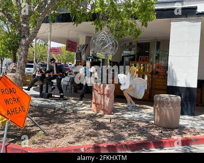 Boulder City, NV, USA - 24. April 2021: Vintage-Boutique mit Statuen berühmter ehemaliger Berühmtheiten Stockfoto
