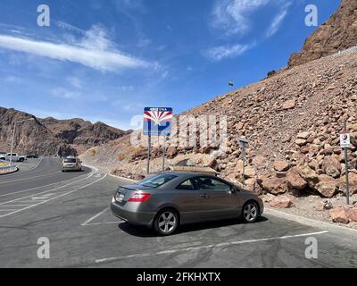 Boulder City, NV, USA - 24. April 2021: Parkplatz an der Grenze zwischen Nevada und Arizona am Hoover Dam am Colorado River Stockfoto