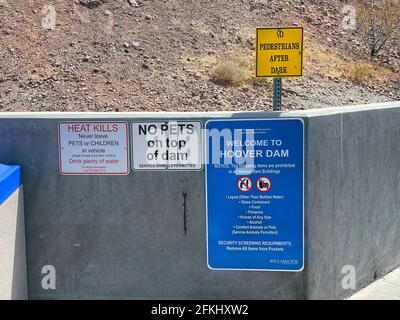 Boulder City, NV, USA - 24. April 2021: Vorschriften, Warnungen und Anweisungen für den Besuch des Hoover Dam am Colorado River Stockfoto