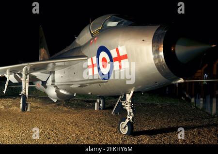English Electric Lighting T.5 Kampfflugzeug XS420 erhalten und im Farnborough Air Sciences Trust Museum ausgestellt. Nachts beleuchtet Stockfoto