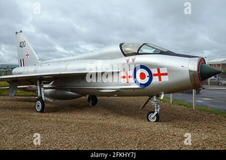 English Electric Lighting T.5 Kampfflugzeug XS420 erhalten und ausgestellt im Farnborough Air Sciences Trust Museum, Hampshire, Großbritannien Stockfoto