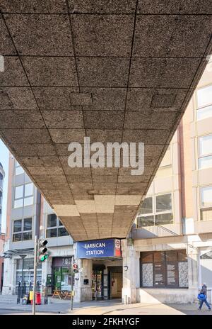 Eingang zur Barbican Underground in London Stockfoto