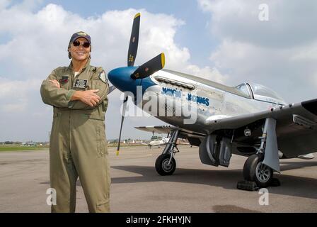 Peter Teichman mit seinem Hangar 11 North American P-51 Mustang Kampfflugzeug am Londoner Flughafen Southend, um für die Southend Airshow in Essex, Großbritannien, zu werben Stockfoto