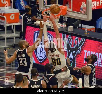 Los Angeles, Usa. Mai 2021. Aaron Gordon (50) aus Denver Nuggets wird am Samstag, den 1. Mai 2021 im Staples Center in Los Angeles von Nicolas Batum (23), dem Stürmer von Los Angeles Clippers, in der ersten Hälfte des Jahres gefoult. Die Nuggets besiegten die Clippers 110-104. Foto von Jim Ruymen/UPI Credit: UPI/Alamy Live News Stockfoto