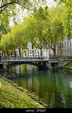 Der schöne grüne Stadtkanal „Kö-Graben“ an der Königsallee in Düsseldorf, ein Stück grüne Natur mit alten Bäumen und Brücken mitten in der Stadt. Stockfoto