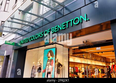 Außenansicht eines Benetton-Geschäfts an der Königsallee in der Düsseldorfer Innenstadt. Stockfoto