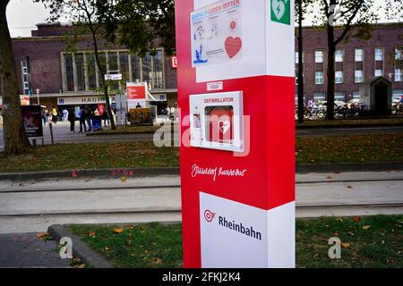 Ein potenziell lebensrettender Defibrillator für den öffentlichen Zugang vor dem Düsseldorfer Hauptbahnhof, der von der Rheinbahn betrieben wird. Stockfoto