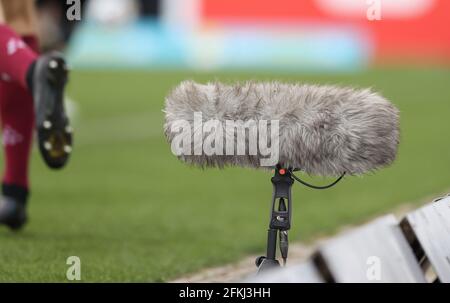 Lotte, Deutschland. 1. Mai 2021. firo: 01.05.2021 Fuvuball: Fußball: 3. Bundesliga, Saison 2020/21 KFC Uerdingen 05 - Dynamo Dresden 0: 2 Allgemein, Mikrofon am Rand des Feldes, Medien, Fernsehen, Fernsehrechte, Mikrofon Quelle: dpa/Alamy Live News Stockfoto