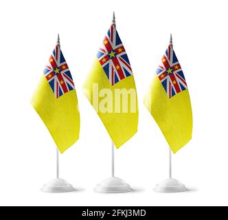 Kleine Nationalflaggen der Niue auf weißem Hintergrund Stockfoto