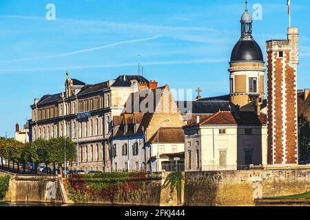 Frankreich - Quai des Messageries in Chalon sur Saone, mit der Tour du Doyenne aus dem 15. Jahrhundert im historischen Zentrum der Insel Saint-Laurent. Stockfoto