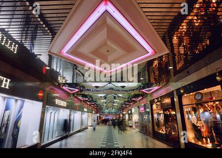 Weihnachtsschmuck im King's Walk Shopping Centre, Gloucester, Gloucestershire, England, Großbritannien. 1990er Jahre Stockfoto