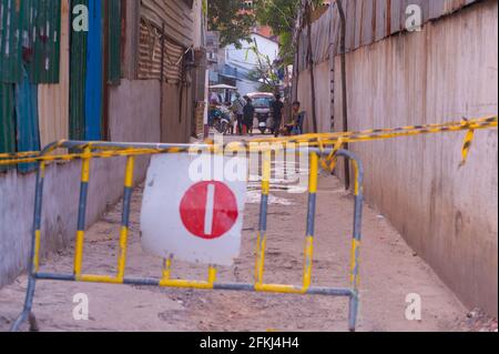 Phnom Penh, Kambodscha. 2. Mai 2021. Aufgrund der jüngsten Ausbrüche von COVID - 19 in Bekleidungsfabriken und -Märkten hat die kambodschanische Regierung eine Sperre auferlegt. Die Regierung hat Stueng Meanchey als „Rote Zone“ bezeichnet, alles wurde geschlossen, einschließlich Lebensmittelgeschäfte. Kambodschaner in den „Roten Zonen“ haben fast keinen Zugang zu Nahrungsmitteln und dürfen nicht aus ihren Häusern. Viele Kambodschaner sind während der Coronavirus-Pandemie in Quarantäne auf ihren eigenen Straßen. Quelle: Kraig lieb / Alamy Live News Stockfoto