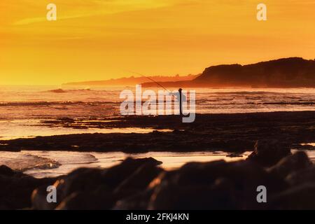 Angeln in der Abenddämmerung am Strand. Praia da Oura. Albufeira. Die Algarve. Portugal. Europa Stockfoto