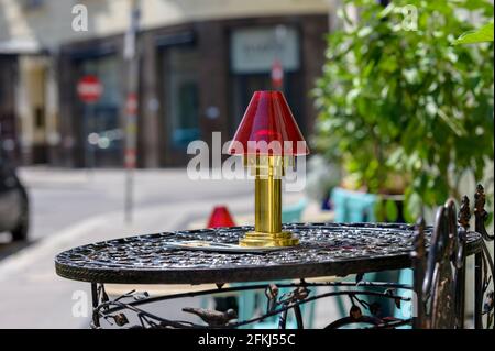 Ein leerer Tisch vor einem Restaurant wartet auf die Gäste. Stockfoto