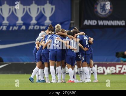 Kington upon Thames, England, 2. Mai 2021. Das Chelsea-Team huddle während des Spiels der UEFA Women's Champions League in Kingsmeadow, Kington upon Thames. Bildnachweis sollte lauten: Paul Terry / Sportimage Kredit: Sportimage/Alamy Live News Stockfoto