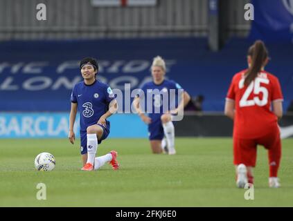 Kington upon Thames, England, 2. Mai 2021. Ji so-Yun aus Chelsea und alle Spieler machen sich während des UEFA Women's Champions League-Spiels in Kingsmeadow, Kington upon Thames, ein Knie zur Unterstützung von Antirassismus und Ungerechtigkeit. Bildnachweis sollte lauten: Paul Terry / Sportimage Kredit: Sportimage/Alamy Live News Stockfoto