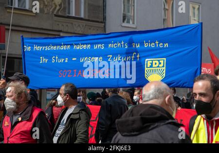 Zum Tag der Arbeiter*innen sammeln sich am 1. Mai 2021 in München zur Demonstration und Kundgebung wieder zahlreiche Menschen in München. - am internationalen Arbeitertag nahmen 2021 Menschen an einer Kundgebung und Demonstration in München Teil. (Foto: Alexander Pohl/Sipa USA) Quelle: SIPA USA/Alamy Live News Stockfoto