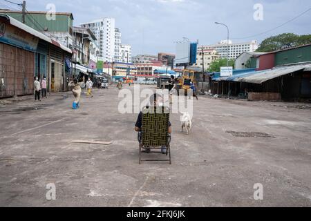 Phnom Penh, Kambodscha. April 2021. Die Bewohner von Deum Kor entspannen sich in einem leeren Marktabschnitt, der gesperrt werden sollte.Phnom Penh ist weiterhin gesperrt, da Kambodscha drastische Maßnahmen ergreift, um die Ausbreitung seines bisher schlimmsten COVID-19-Ausbruchs zu reduzieren. Die Sperre hat viele von ihnen aus der Arbeit gezwungen, darunter Fabrikarbeiter und Marktverkäufer, was die ärmsten Bewohner der Städte in Schwierigkeiten gebracht hat oder nicht in der Lage ist, sich grundlegende Notwendigkeiten zu leisten. Kredit: SOPA Images Limited/Alamy Live Nachrichten Stockfoto