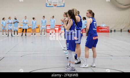 Düsseldorf, Deutschland, 30/04/2021, firo Basketball Frauen Frauen: 04/30/2021 2. Bundesliga 2020 2021, Aktionsspiele, 1. Spiel QOOL HAIE Würzburg, Wvºrzburg - Capitol Bascats Dvºsseldorf, Düsseldorf, GER, 66-86 Bild: v. Left Enema weltweit im Einsatz Stockfoto