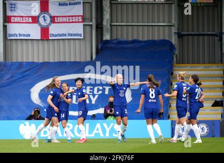 Der Chelsea-Spieler Fran Kirby (zweite links) feiert das erste Tor seiner Mannschaft während des UEFA Women's Champions League-Halbfinales, des zweiten Beinspiels in Kingsmeadow, London. Ausgabedatum: Sonntag, 2. Mai 2021. Stockfoto