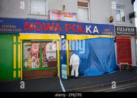 Forensische Beamte betreten ein Geschäft in der Waterloo Road, Smethwick, nachdem eine Morduntersuchung eingeleitet wurde, als ein Teenager in ein Geschäft gejagt und erstochen wurde. Die Polizei von West Midlands sagte, dass das 17-jährige Opfer von einem weißen Ford Focus, der am Samstag auf der Straße abgestürzt war, mit Messerschmerzen gefunden wurde. Die Streitkräfte sagten, es sei verstanden, dass er 10 Minuten vor der Krankenhauseinlieferung in ein Geschäft in der Waterloo Road gejagt und mit einem Messer angegriffen wurde. Er wurde ins Krankenhaus gebracht, nachdem er mit Verletzungen gefunden worden war, wurde aber etwa eine Stunde später für tot erklärt. Bilddatum: Sonntag, 2. Mai 2021. Stockfoto