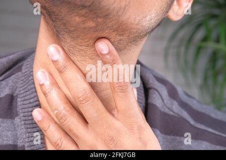 Unerkannte Mann, der Kehlschmerz aus der Nähe leidet Stockfoto
