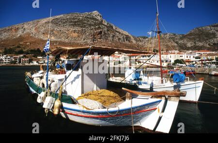 Pescherecci ormeggiati in Grecia Stockfoto