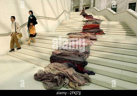 Die kanadische Künstlerin Germaine Koh mit ihrer Arbeit „Knitwork“ im British Museum. Die Arbeit wurde am 21. Februar 1992 begonnen und sagt, dass die Arbeit beendet sein wird, wenn sie stirbt.3. April 2002 Foto Andy Paradise Stockfoto