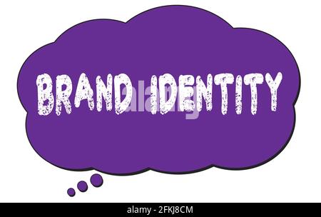 Text ZUR MARKENIDENTITÄT, der auf einer violetten Gedankenwolke geschrieben wurde. Stockfoto