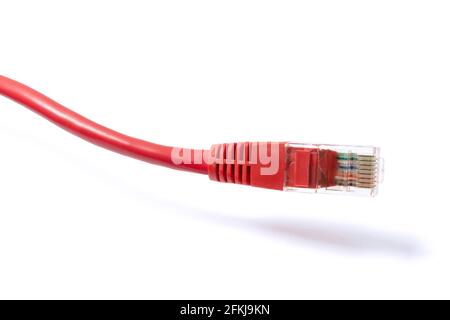 Rotes Netzwerkkabel isoliert auf weiß Stockfoto