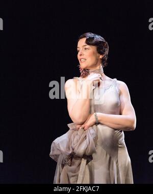 Olivia Williams (Amy O'Connell) in WASTE von Harley Granville Barker im Lyttelton Theatre, National Theatre (NT), London SE1 10/11/2015 Design: Hildegard Bechtler Beleuchtung: Rick Fisher Regie: Roger Michell Stockfoto