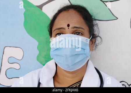 Ein Porträt einer indischen Ärztin im Gesundheitswesen, die ein trägt Medizinische Gesichtsmaske in der Schule während Covid-19 Stockfoto