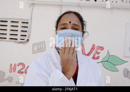 Ein Porträt einer indischen Ärztin im Gesundheitswesen, die ein trägt Medizinische Gesichtsmaske in der Schule während Covid-19 Stockfoto