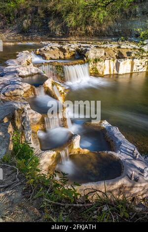 Die Affenschlucht, oder einfach Toss-Wasserfälle genannt, liegt an der Grenze zwischen der Gemeinde Neftenbach und Winterthur in der Schweiz. Stockfoto